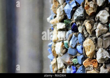 Säulen mit Mosaik von Steinen Stockfoto