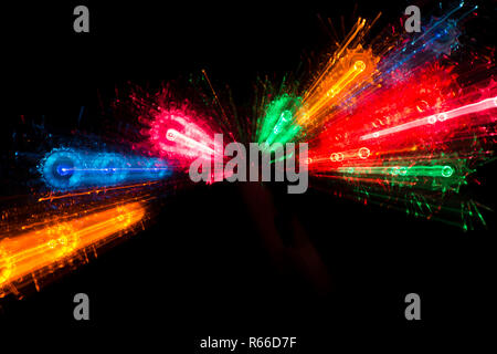 Wanderwege von bunten radial Lichter verschwommen auf Schwarz Stockfoto