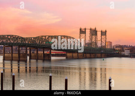 Interstate Brücke über den Columbia River bei Sonnenuntergang Stockfoto