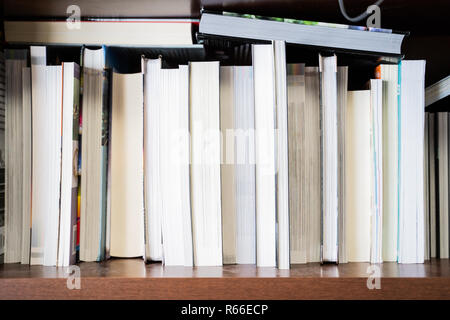 Bücher angezeigt auf Buchhandlung Bücherregale für Verkauf Stockfoto