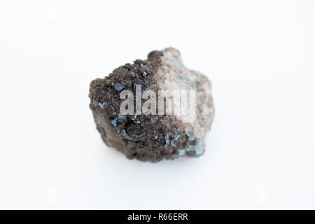 Andradit Mineral über Weiß isoliert Stockfoto