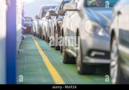 Autofähre nach Norwegen. Autos in Line an Bord. Stockfoto