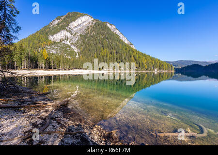 See Prags im Herbst, Dolomiten, Südtirol Stockfoto