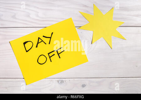 Text Tag und Sonne Form auf Holztisch. Stockfoto