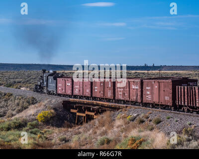 Lok 453 Dampfmaschine Güterzug Richtung Westen auf den Spuren,, Cumbres & Toltec Scenic Railroad, Antonito in Colorado. Stockfoto