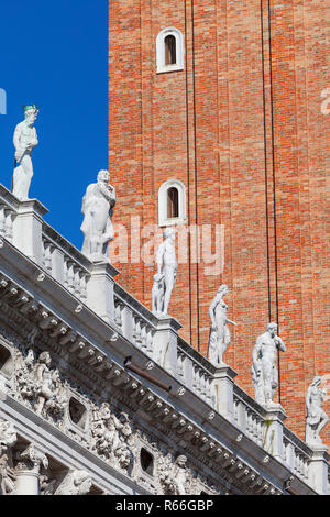 Nationale Bibliothek von St Mark's (Biblioteca Marciana), Statuen an der Oberseite, Venedig, Italien
