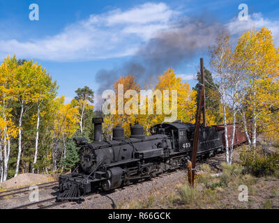 Lok 453 Dampfmaschine Güterzug bei Big Horn, Cumbres & Toltec Scenic Railroad, Antonito in Colorado. Stockfoto