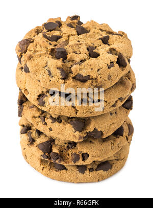 Gestapelte Chocolate Chip Cookies isoliert auf weißem Hintergrund. Stockfoto