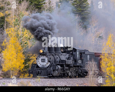 Lok 453 Dampfmaschine Güterzug bei Toltec Creek, Cumbres & Toltec Scenic Railroad, Antonito in Colorado. Stockfoto