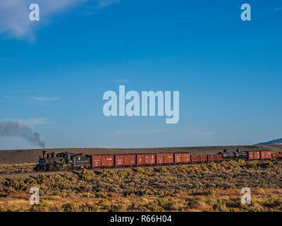 Lok 453 Dampfmaschine Güterzug Ansätze der Henker Trestle, Cumbres & Toltec Scenic Railroad, Antonito in Colorado. Stockfoto