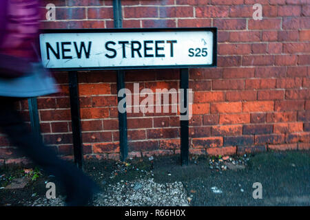 Neuen Straßennamen auf der Straße Anmelden Dinnington, Rotherham, South Yorkshire, England Stockfoto