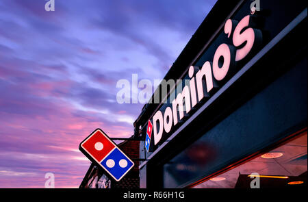 Dämmerung Bild eines Shop vorne beleuchtet Dominos Pizza Anmelden Rotherham, South Yorkshire, England Stockfoto