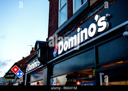 Shop vor der Dämmerung Bild eines beleuchteten Dominos Pizza Anmelden Rotherham, South Yorkshire, England Stockfoto