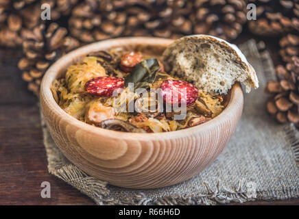 Traditionelle Sauer Kohlsuppe mit Würstchen und Pilze Stockfoto