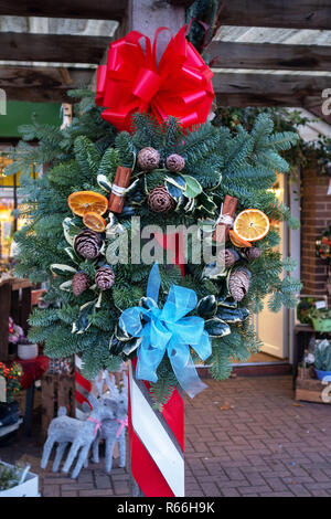 Weihnachten Kranz Anzeige in einem kleinen Blumenladen im Dinnington, Rotherham, South Yorkshire, England Stockfoto