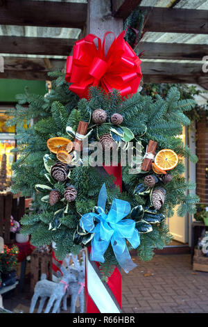 Weihnachten Kranz Anzeige in einem kleinen Blumenladen im Dinnington, Rotherham, South Yorkshire, England Stockfoto