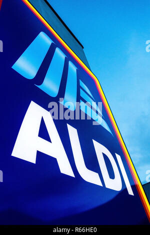 Beleuchtete Aldi Zeichen in der Dämmerung im Dinnington, Rotherham, Großbritannien Stockfoto