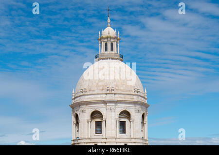 Weiße Kuppel der Santa Engracia Kirche gegen einen blauen Himmel bei der Panteao Nacional in der Alfama von Lissabon, Portugal Stockfoto