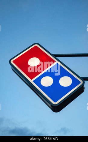 Dämmerung Bild des 3D-Domino Zeichen an Domino's Pizza in Rotherham, South Yorkshire, England Stockfoto