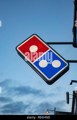 Dämmerung Bild des 3D-Domino Zeichen an Dominos Pizza in Rotherham, South Yorkshire, England Stockfoto