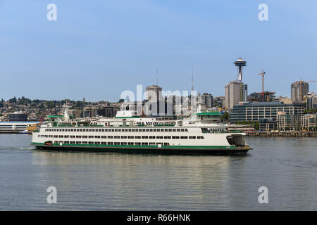 SEATTLE, Washington State, USA - JUNI 2018: Große Auto- und Passagierfähre in Seattle anreisen, nach der Kreuzung mit der Puget Sound. Stockfoto