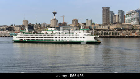 SEATTLE, Washington State, USA - JUNI 2018: Große Auto- und Passagierfähre in Seattle anreisen, nach der Kreuzung mit der Puget Sound. Stockfoto