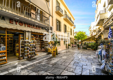 Geschäfte, Souvenirstände, Märkte und Cafes an den engen mittelalterlichen Straßen im touristischen Viertel Plaka in der antiken Stadt Athen, Griechenland. Stockfoto