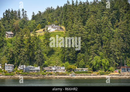 In der Nähe von Bremerton, Washington State, USA - JUNI 2018: Häuser am Rande des Wassers und Hügel in der Nähe von Bremerton. Stockfoto