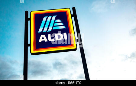 Beleuchtete Aldi Zeichen in der Dämmerung im Dinnington, Rotherham, Großbritannien Stockfoto