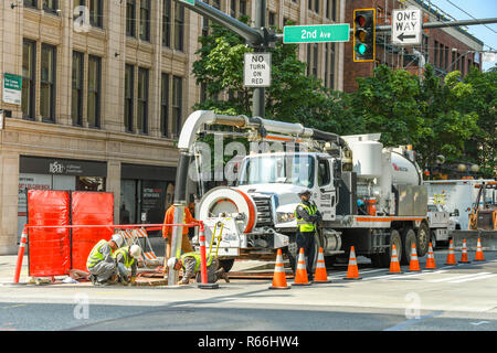 SEATTLE, Washington State, USA - JUNI 2018: Straßenbau und Bauwesen Arbeiter auf einer Straße in Seattle City Center. Stockfoto