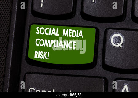 Handschrift Text schreiben Social Media Compliance Risk. Begriff Sinne Risiken analysisagement im Internet online Tastatur Absicht zu teilen. Stockfoto