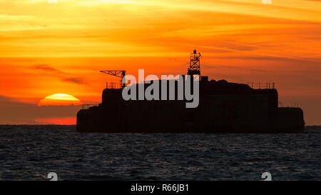 Sonnenaufgang über dem St. Helen's Fort in den Solent Stockfoto