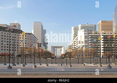 PARIS, Frankreich, 05. Januar: Zentrale Esplanade in La Defense in Paris am 05. Januar 2010. Iconic Grande Arche und Wolkenkratzer im Geschäftsviertel Stockfoto