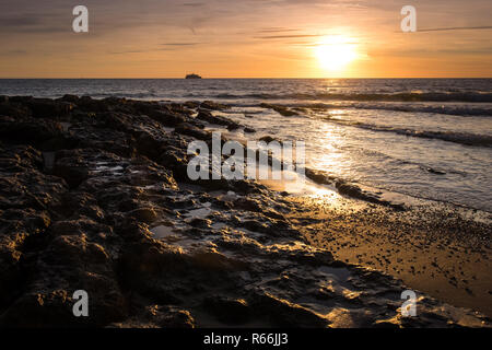 Sonnenaufgang über St. Helen's Fort vom Strand am Duver, Isle of Wight Stockfoto