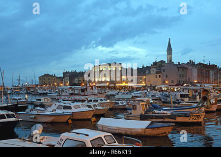 ROVINJ, KROATIEN - 15. Oktober: Hafen bei Nacht in Rovinj am 15. Oktober 2014. Nachtansicht mit angelegten Boote am Hafen in Rovinj, Kroatien. Stockfoto