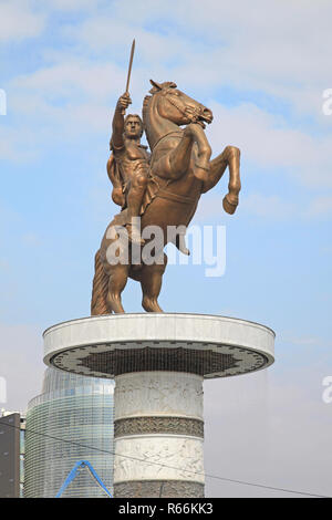 SKOPJE, MAZEDONIEN - 17. SEPTEMBER: Krieger auf einem Pferd in Skopje am 17. SEPTEMBER 2012. Alexander der Große Reiterstandbild in Skopje, Mazedonien. Stockfoto