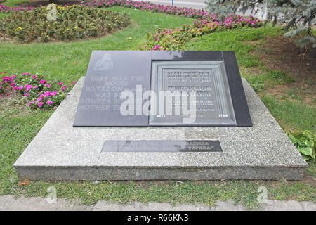 SKOPJE, MAZEDONIEN - 17. SEPTEMBER: Gedenktafel von Mutter Theresa in Skopje am 17. SEPTEMBER 2012. Geburtshaus Plakette von Mutter Theresa Humanitäre Stockfoto