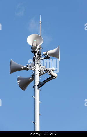 Lautsprecher der Katastrophe-Prognose gegen blauen Himmel Stockfoto