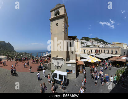 CAPRI, ITALIEN - Juni 26: Uhrturm in Capri am 26. Juni 2014. Hauptplatz La Piazzetta in Capri, Italien. Stockfoto