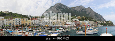 CAPRI, ITALIEN - Juni 26: Marina Grande auf Capri am 26. Juni 2014. Angelegte Boote im Hafen der Insel Capri, Italien. Stockfoto