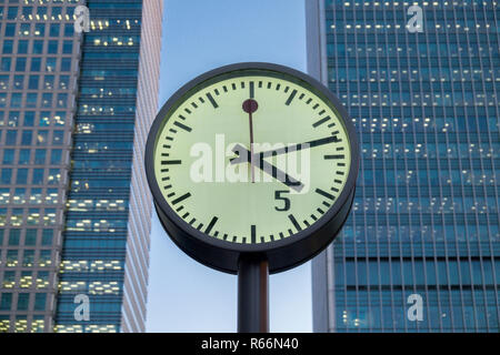 Öffentliche Uhren von Konstantin Grcic in Docklands, London, Großbritannien. Stockfoto