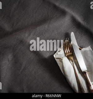 Schwarz Leinen Tischdecke mit feinem Silber Besteck Stockfoto