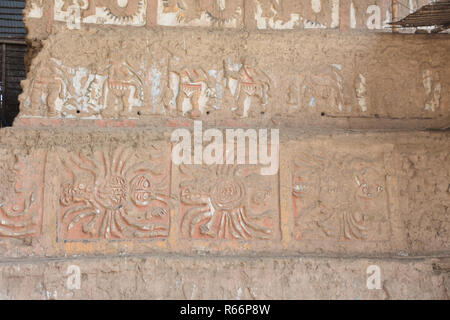 Freize im Tempel des Mondes (Huaca de la Luna) in der Nähe von Trujillo, Peru Stockfoto