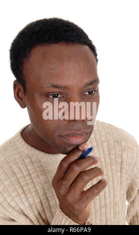 Close up Portrait von afrikanischen Mann schaut nachdenklich Stockfoto