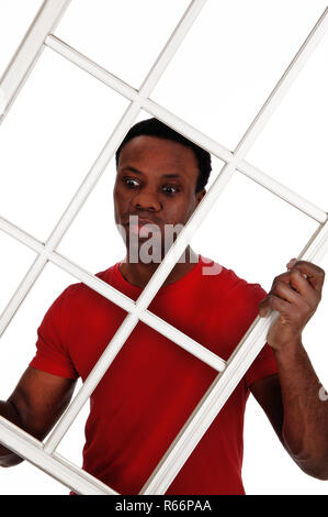 Afrikanischer Mann einen Fensterrahmen überrascht Stockfoto