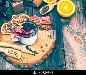 Glühwein in einem Eisen blau becher Stockfoto