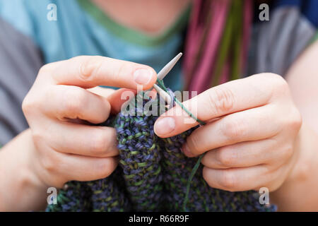 Frau Strick Pullover aus Wolle Stockfoto