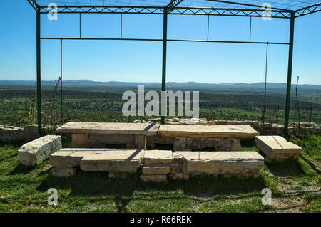 Tisch aus Stein, und Blick auf das Tal von bribir Festung, Dalmatien Stockfoto