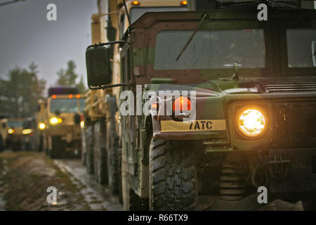 Ein Konvoi von 115 Brigade Support Battalion Muleskinners", 1st Armored Brigade Combat Team, 1.Kavallerie Division mit Elementen aus 7th Army Training Befehl die Vorbereitung auf eine Ausbildung, Hohenfels, Deutschland, Dez. 2, 2018 zu manövrieren. Kombinierte Lösung XI am Joint Multinational Readiness Center ist die letzte Übung in 1-1 CD's Rotation zur Unterstützung der Atlantischen lösen in Europa, die die Interoperabilität der US-Streitkräfte mit ihren NATO-Verbündeten und Partnern evaluiert. (U.S. Army National Guard Foto von Sgt. Jamar Marcel Pugh, 382 Öffentliche Angelegenheiten Ablösung/1. ABCT, 1 CD-/Freigegeben) Stockfoto