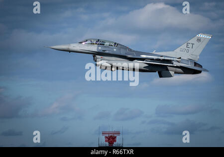 Ein 96 Test Wing F-16 Fighting Falcon hebt ab von der Startbahn 20 in Eglin Air Force Base, Fla. Die F-16 gehört zu den 40 Flight Test Squadron, die Einheit verantwortlich für die Entwicklung von Tests mit dem Flugzeug und die F-15 an der Eglin. (U.S. Air Force Foto/Samuel King Jr.) Stockfoto